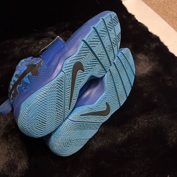 Nike Team Hustle Zoom Freak Basketball Shoes - Picture 7 of 9